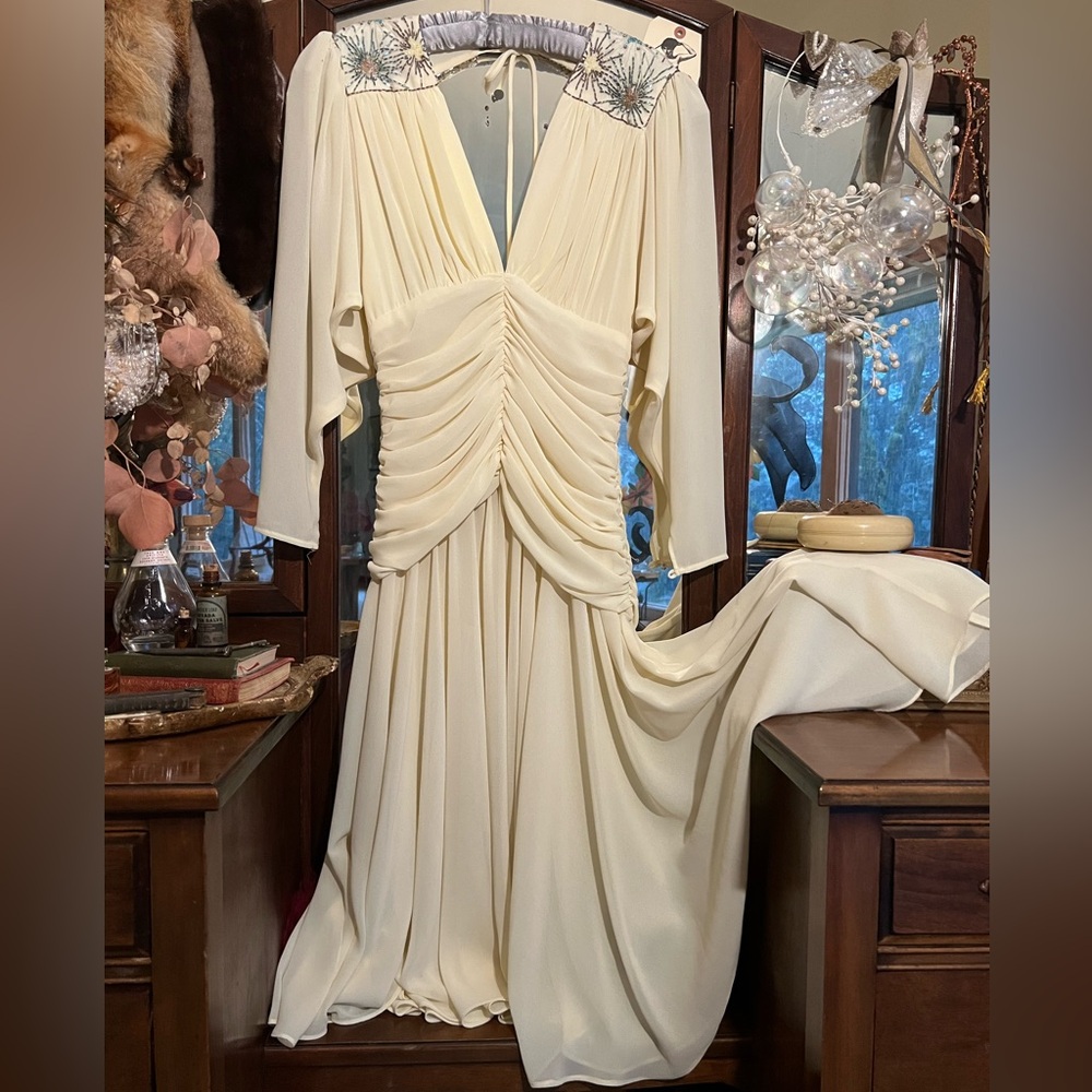 Elegant 1982 Cream Ruched Mid Length Dress